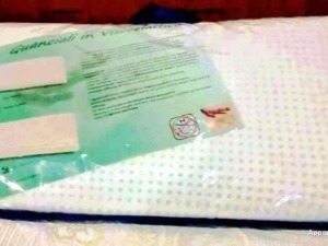 Ecografia in corso su un tavolo con dettagli clinici, strumenti medici e fogli di annotazione, rappresentando un esempio di tecniche diagnostiche in medicina.
