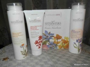 Crema corpo idratante con estratto diomele e omb nella zona delle gambe, ideale per idratare e nutrire la pelle quotidianamente.