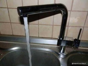 Rubinetto che perde acqua nel lavandino, problema di manutenzione domestica, riparazione rubinetti, emergenza idraulica, riparazione immediata, soluzione per perdite di acqua.
