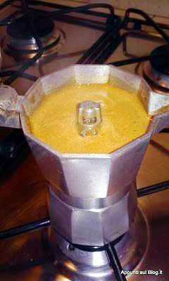 Molinari, il caffè etico alla tavola dei Savoia 2 Moka moderna in acciaio inox su piano cottura a gas, pronta per preparare caffè aromatico.