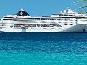 Grande nave da crociera in mare con paesaggio tropicale e palme, immagini di vacanze estive e crociere di lusso, destinazioni turistiche e relax in mare aperto.