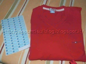 T-shirt rosso con etichette allergiche adesive, immagine di abbigliamento casual, tessuto comodo per il tempo libero.