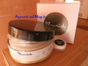 Crema viso Nourish per pelle liscia e idratata, con packaging elegante e prodotti di qualità, ideale per la cura quotidiana della pelle.