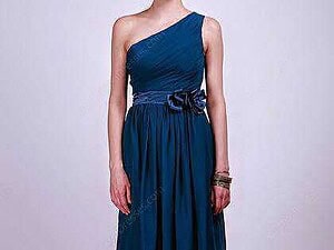 Elegante abito da sera blu con uno spacco e dettaglio a fiocco in vita, perfetto per occasioni speciali e serate eleganti. Design raffinato e tessuto di qualità, ideale per un look sofisticato.