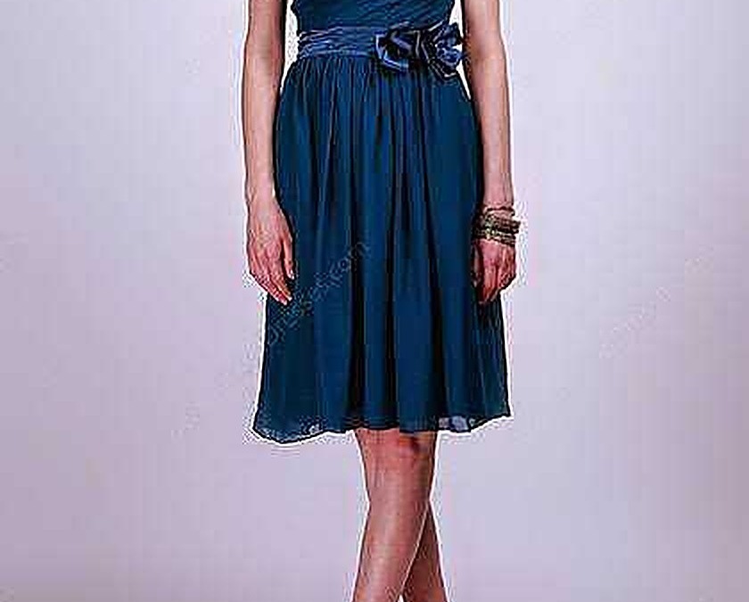Elegante abito da sera blu con uno spacco e dettaglio a fiocco in vita, perfetto per occasioni speciali e serate eleganti. Design raffinato e tessuto di qualità, ideale per un look sofisticato.