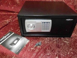Cassaforte elettronica di sicurezza con codice digitale e chiave di emergenza, ideale per proteggere valori importanti in casa o in ufficio. Manuale di istruzioni incluso.