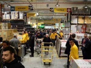 Cartelloni negozio di alimentari con clienti e personale che fanno spesa e acquisti. Scene dinamiche di shopping in un grande supermercato con scaffali pieni e gente che sceglie prodotti.