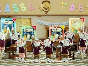 Compagni di scuola topolini classroom all'aperto per bambini in un ambiente scolastico kawaii gattino decorato con lavagne e lettere colorate, ideale per contenuti blog educativi e di bambini.