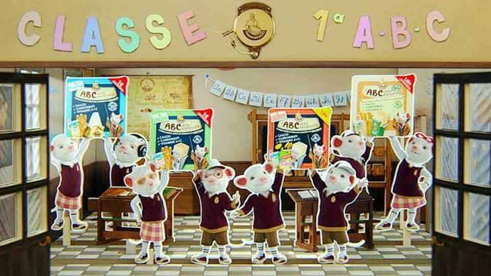 Compagni di scuola topolini classroom all'aperto per bambini in un ambiente scolastico kawaii gattino decorato con lavagne e lettere colorate, ideale per contenuti blog educativi e di bambini.