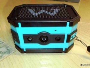 Bluetooth altoparlante portatile con illuminazione LED blu per musica e gadget tecnologici; dispositivo compatto con controllo volume e connessione USB.