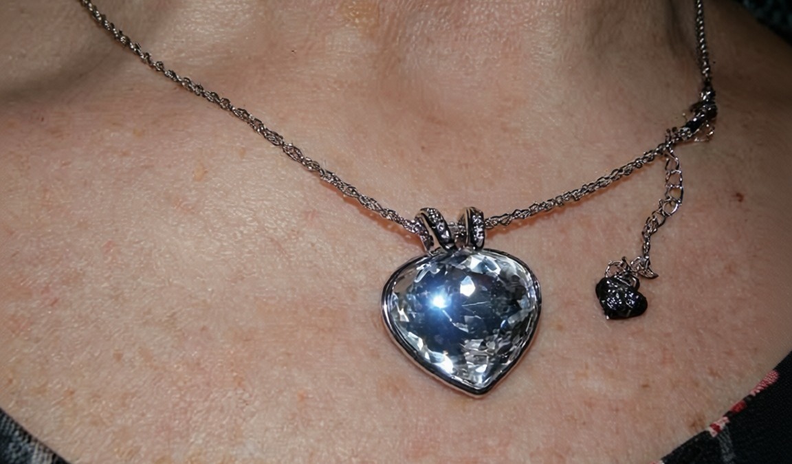 Splendida collana con ciondolo cuore in cristallo e piccola pietra nera, perfetta per gioielli eleganti e raffinatezza, ideale da indossare in occasioni speciali o per valorizzare il look.