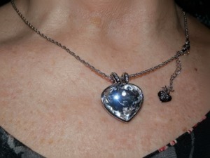 Splendida collana con ciondolo cuore in cristallo e piccola pietra nera, perfetta per gioielli eleganti e raffinatezza, ideale da indossare in occasioni speciali o per valorizzare il look.