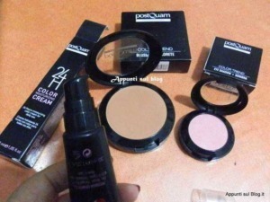 2. Effetti professionali di make-up con prodotti PostQuam, tra cui fondotinta, cipria e blush per un look impeccabile e naturale.