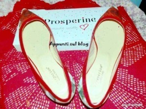 Scarpe di cioccolato a forma di cuore, dolcezze romantiche, scarpe di cioccolato artigianali, decorazioni di cioccolato per feste, cioccolato a forma di calzature.