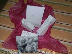 Complementi estetici per il benessere, linea di prodotti naturali, trattamenti di bellezza, cosmetici biologici, cura della pelle, prodotti per il relax, bellezza naturale, benessere e cosmesi.