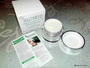 Crema viso BIOMED con ingredienti organici, ideale per cura della pelle, in confezione elegante con istruzioni e campione gratuito, perfetta per mantenere il viso idratato e luminoso.