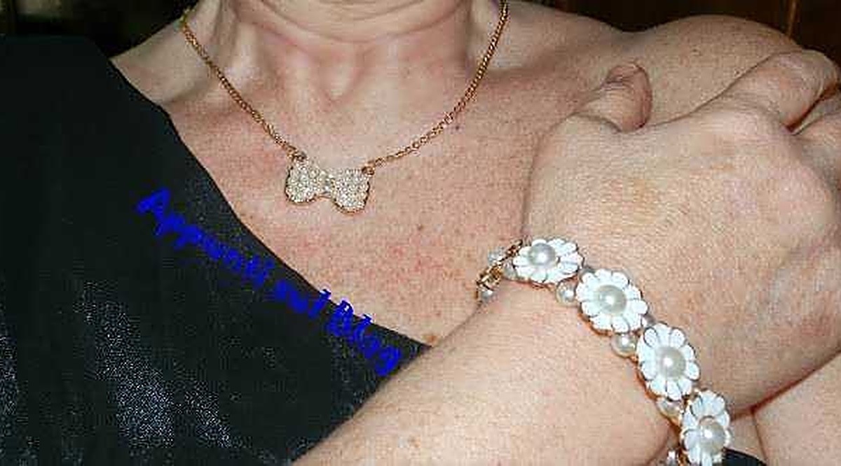 Bracciale e collana con fiori bianchi e oro, eleganti accessori moda per donna, perfetti per occasioni speciali e look sofisticati.
