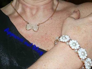 Bracciale e collana con fiori bianchi e oro, eleganti accessori moda per donna, perfetti per occasioni speciali e look sofisticati.