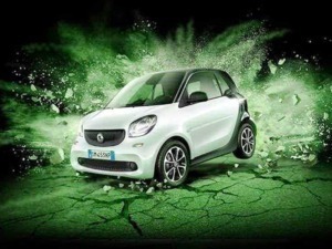 Smart car elettrica sfreccia su una superficie rotta con effetti di esplosione verde, simboleggiando innovazione e sostenibilità nel settore automotive.