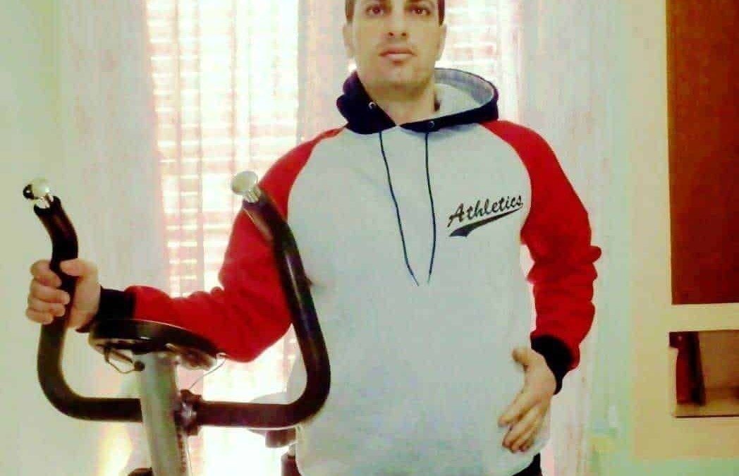 Allenatore di fitness con tapis roulant, abbigliamento sportivo, allenamento domestico, salute e benessere, stile di vita attivo.