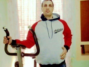 Allenatore di fitness con tapis roulant, abbigliamento sportivo, allenamento domestico, salute e benessere, stile di vita attivo.