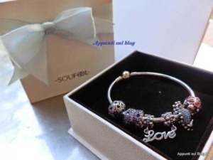 Bracciale pandora con charms e il simbolo Love, all’interno di una scatola regalo elegante, ideale come idea regalo di lusso, perfetto per occasioni speciali e per chi ama la gioielleria moda.