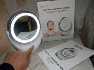 Specchio a LED con luce brillante, perfetto per trucchi e skincare, con design compatto e moderno. Ideale per il trucco e l'esposizione di dettagli del viso, facile da usare e trasportare.