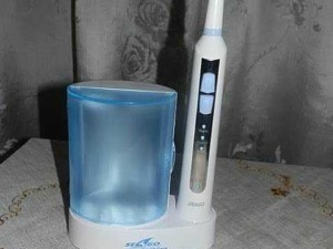 Spazzolino elettrico con base di ricarica e accessori per l'igiene orale, ideale per una pulizia efficace dei denti.