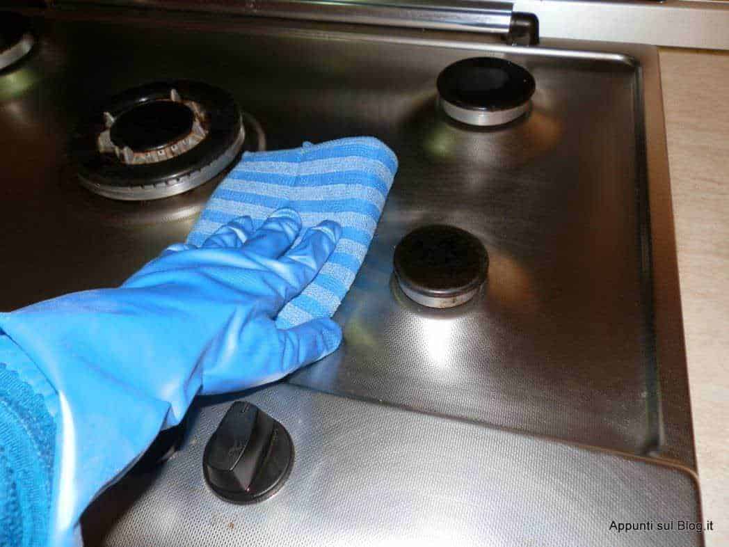Microfibra, attrezzo per pulizie e pulizie domestiche, con dettaglio di bobina di panno in microfibra.