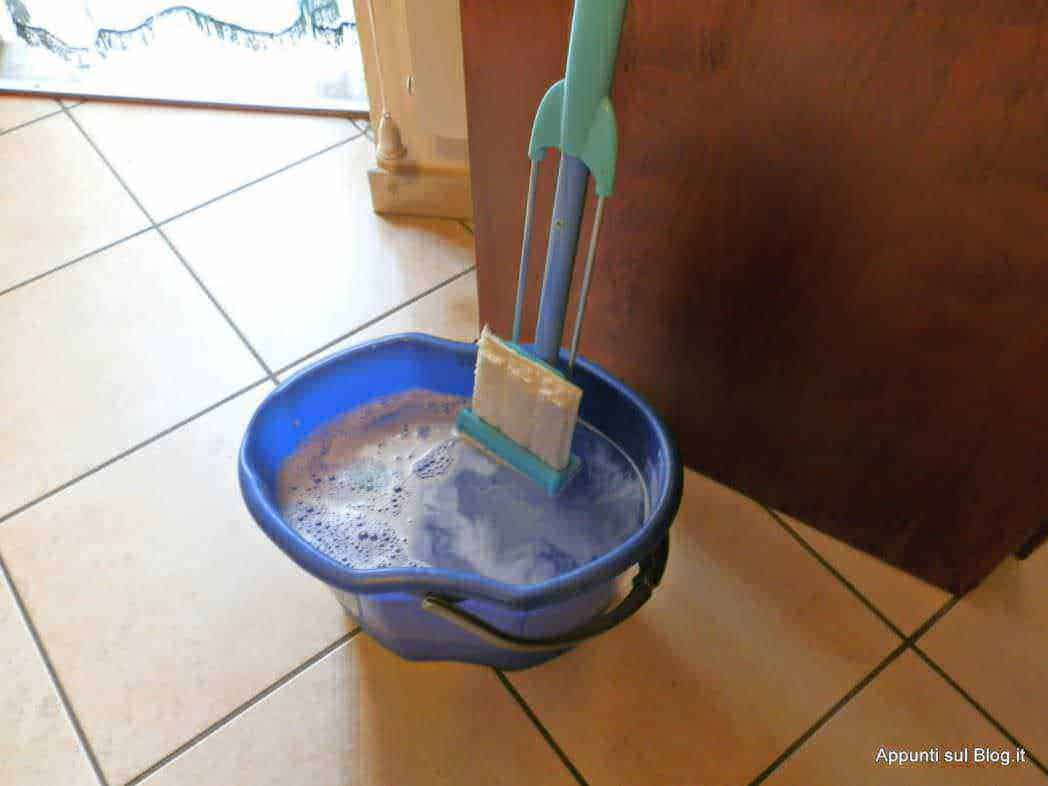 Spolverata con mocio nuovo in casa, immagine di servizi di pulizia e manutenzione domestica, attrezza per pulizia pavimenti.