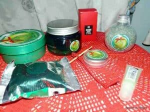 Profumo naturale all'aperto, imballaggi di prodotti biologici, confezioni di alimenti eco sostenibili, contenitori per cosmetici naturali, prodotti di bellezza bio.