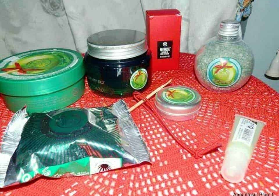 Profumo naturale all'aperto, imballaggi di prodotti biologici, confezioni di alimenti eco sostenibili, contenitori per cosmetici naturali, prodotti di bellezza bio.
