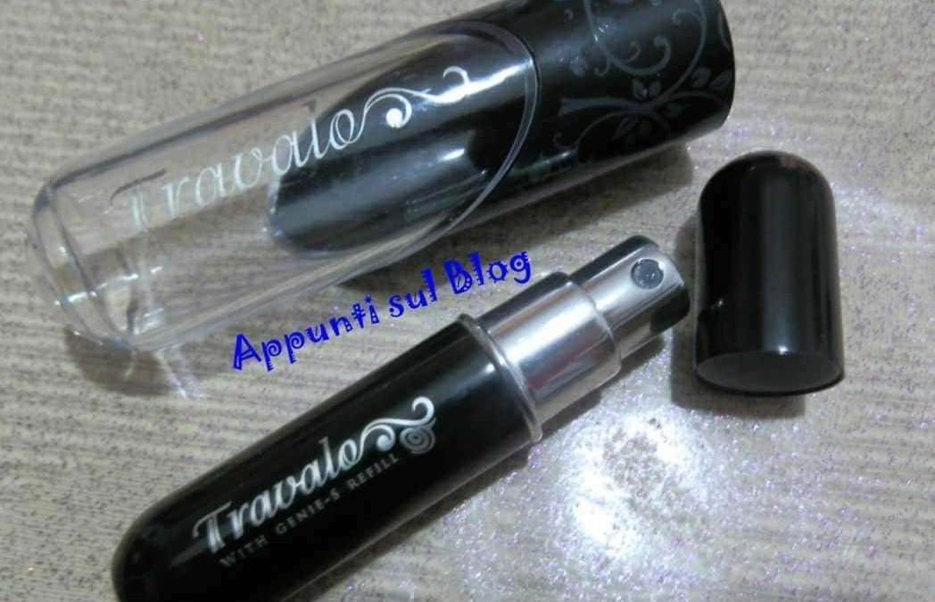 Profumo da viaggio con spray roll-on, contenitore nero con design elegante, ideale per portare fragranze ovunque, su blog di appunti e recensioni di prodotti di bellezza.
