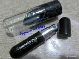 Profumo da viaggio con spray roll-on, contenitore nero con design elegante, ideale per portare fragranze ovunque, su blog di appunti e recensioni di prodotti di bellezza.