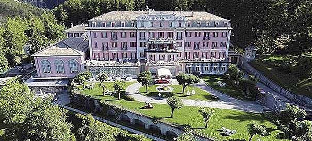 Hotel Abbadia in un'area panoramica immersa nel verde con giardini curati e architettura elegante, ideale per soggiorni di relax e benessere.