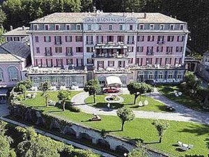 Hotel Abbadia in un'area panoramica immersa nel verde con giardini curati e architettura elegante, ideale per soggiorni di relax e benessere.