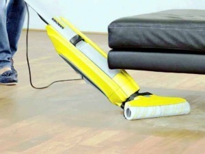 Aspirapolvere industriale professionale che pulisce un pavimento in legno, ideale per ambienti di grandi dimensioni come uffici e negozi, con potenza e efficienza elevate.