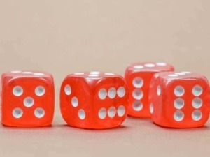 Dados di dadi rossi in primo piano, su sfondo neutro, representing gioco, probabilità e divertimento. Ideale per contenuti su giochi da tavolo, divertimento e statistica in ambito ludico.