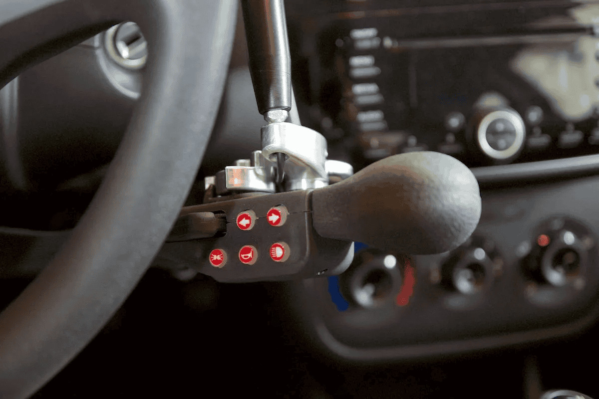 Guidosimplex ausili auto per disabili per vivere senza limiti e restrizioni 3 Immagine di un cambio manuale per auto, con dettagli sui comandi e sulla leva del cambio. Perfetta per guide e tutorial sulla guida sicura e manutenzione veicoli.