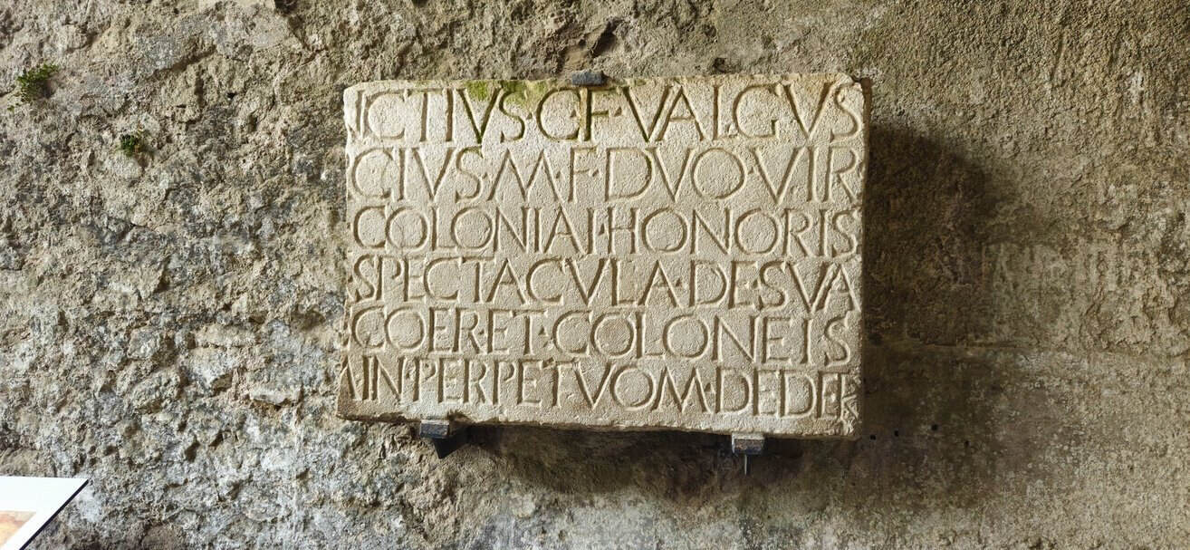 Iscrizione latina in pietra negli Scavi di Pompei