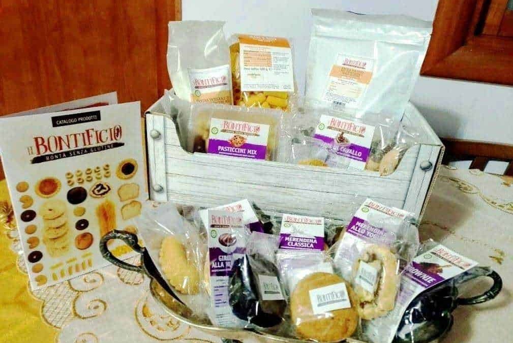 Maiscrizione di biscotti e prodotti da forno artigianali, inclusi pasticcini, pasta frolla e ingredienti per dolci, presentata in un cesto di legno.