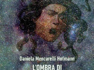 Femminicidio: Sola persona che urla in un cielo stellato con testa di Medusa, elemento fantastico, copertina di libro, arte originale, stile immaginifico, copertina di romanzo.