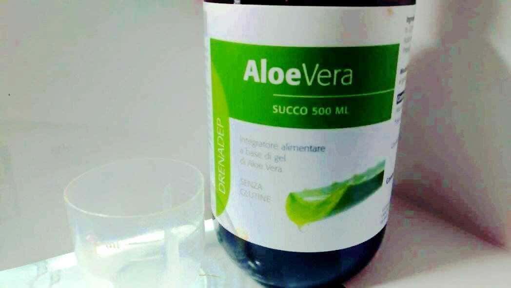 Aloe vera succo integratore alimentare in bottiglia