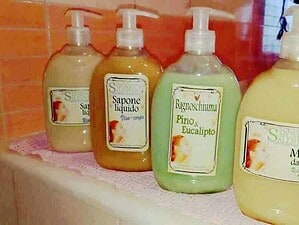 Sapone liquido e bagnoschiuma naturali in bottiglie bottlesifdate, ideali per detergere e idratare la pelle in modo delicato e naturale, perfetti per un bagno rilassante e profumato.
