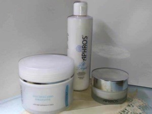 Ceretta viso Idratante Aphros, crema viso idratante e siero viso Aphros su superficie bianca, prodotti di bellezza per cura della pelle, trattamento idratante e per il viso, cosmetici di alta qualità.