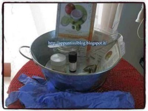 Kit da cucina con ciotola di acciaio, utensili e ingredienti, su sfondo con luci naturali – eco-friendly, ricette di cucina, accessori per cucinare, strumenti da cucina, preparazione pasti.