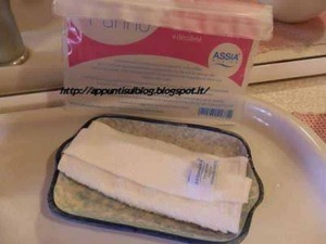 Filastrocca di latte e pane in un contenitore su un piatto Bianco, immagine di cucina italiana, curiosità alimentari, ricetta tradizionale, alimentazione sana, blog di cucina.