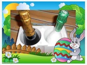 Bottiglie di spumante decorato con coniglietto pasquale e uovo colorato, ambiente primaverile con paesaggi e fiori, perfetto per festività e celebrazioni in stile pasquale.