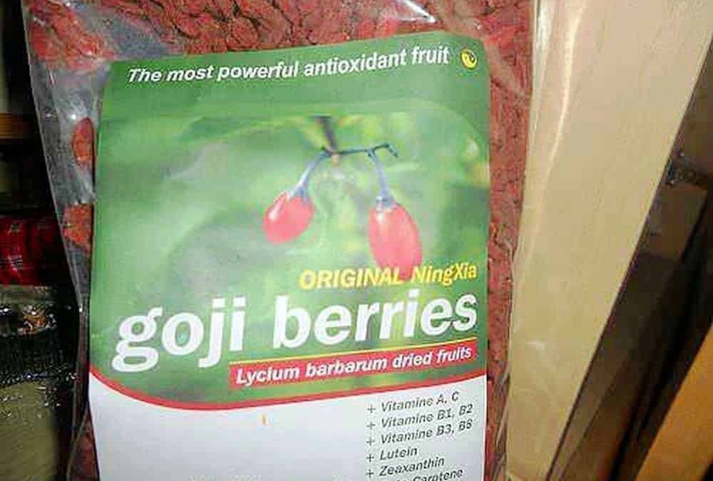 Goji berries, frutta antiossidante, lycium barbarum, vitamine C e B, minerali, antiossidanti naturali, integratori di frutta secca, salute e benessere, prodotti naturali, integratori alimentari.