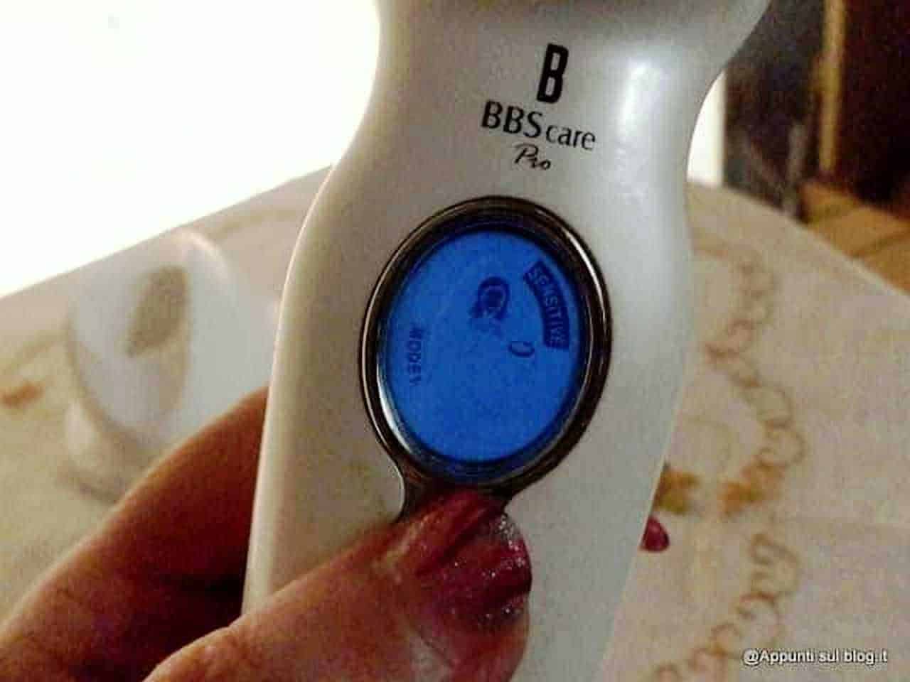 BBS CARE PRO, massaggiatore a ultrasuoni bianco per viso e corpo con la sua base